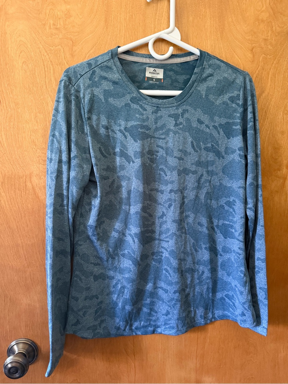 Ridgecut Women’s Blue Camo Long-Sleeve Crewneck Tee